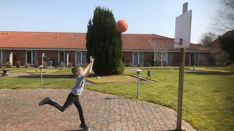 Dreng spiller basketball